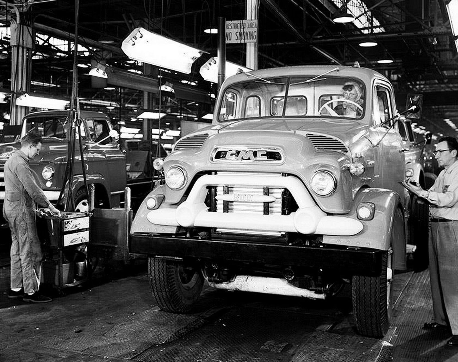 1958 GMC 800 SERIES TRUCK CABS ASSEMBLY LINE Photo  (200-Q)