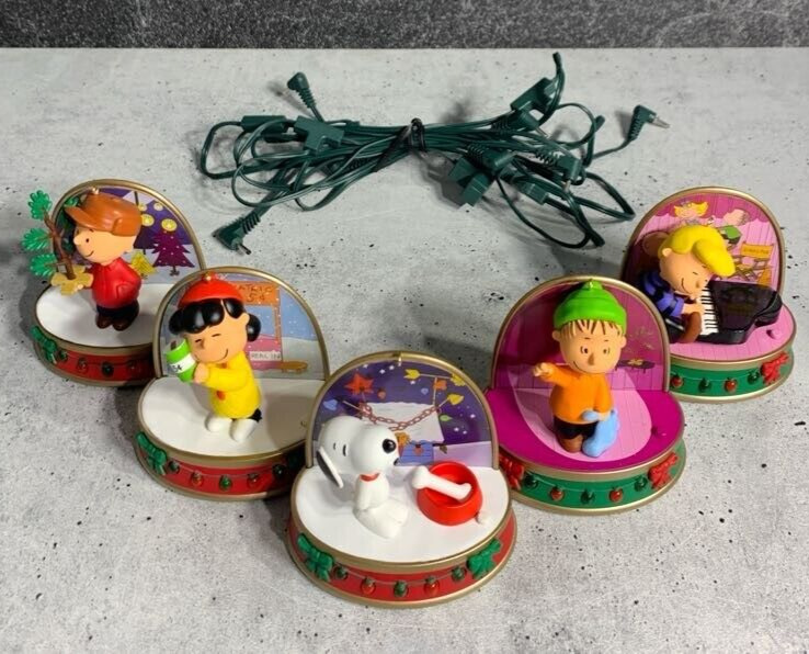 2018 Hallmark - Peanuts Charlie Brown Storytellers Magic Ornament Set with Cord