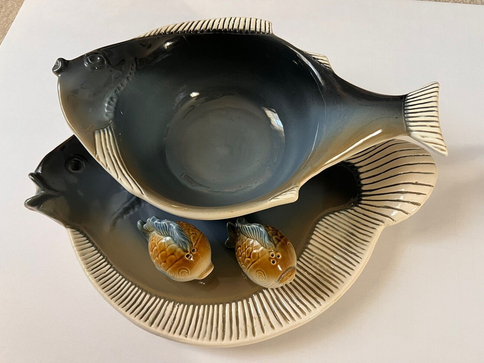 Vintage Flat Earth Fish Plate Bowl And Shaker Set
