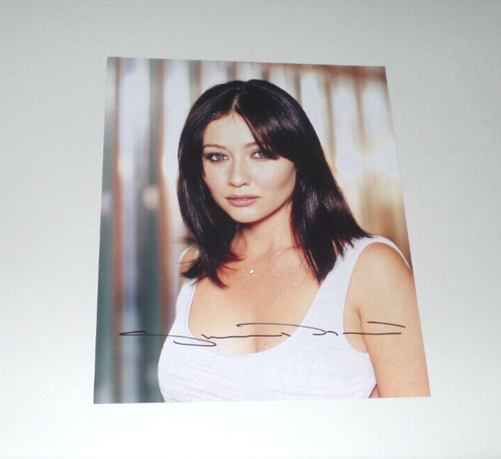 Shannen Doherty, Original Signed Photo 7 7/8x11in (T377)