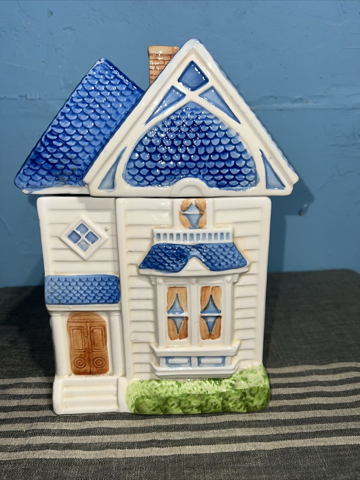 Vintage Decorative Ceramic Cookie Jar Canister Blue Roof House Kitchen 