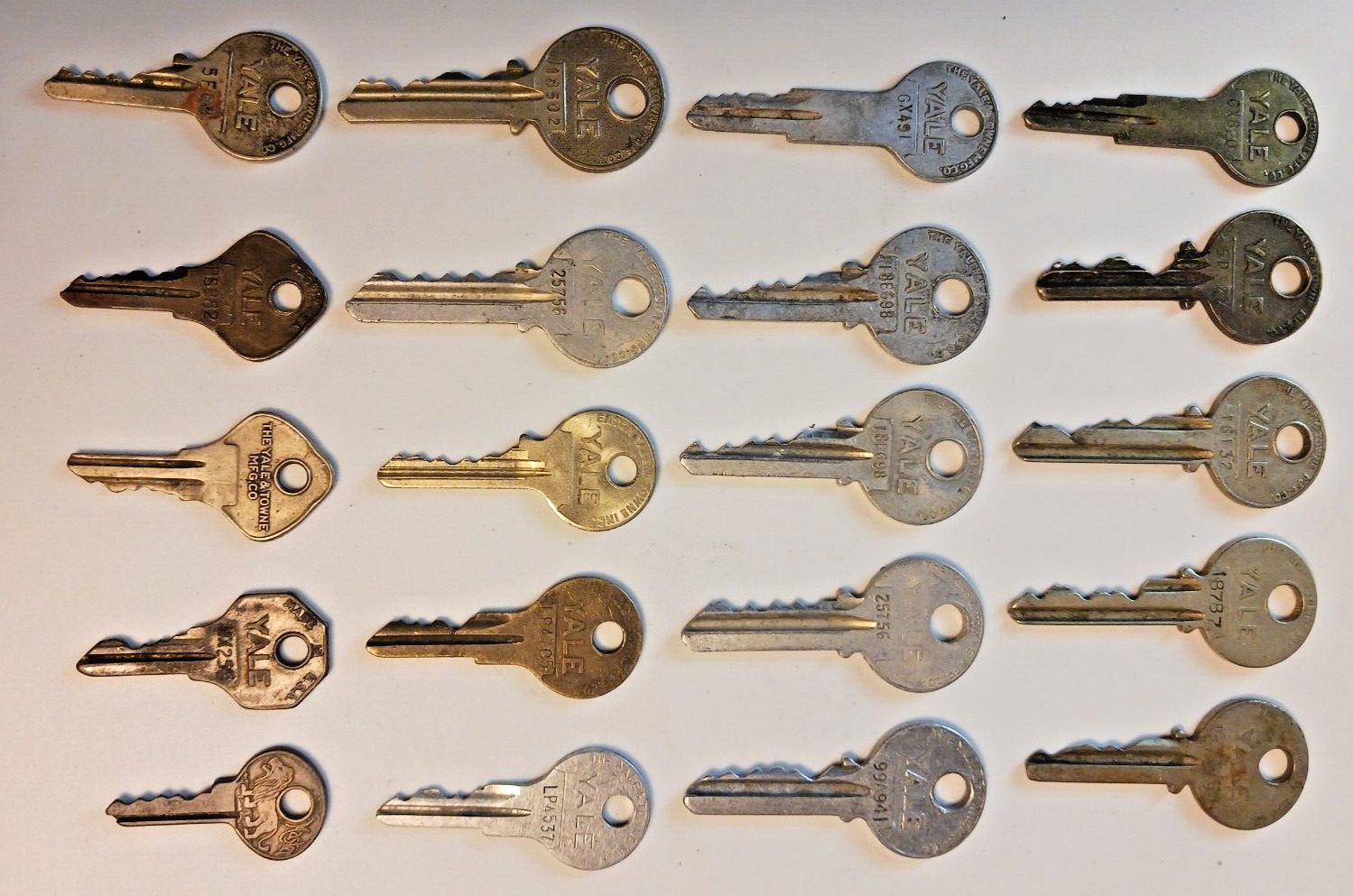 Lot of 20 Vintage Keys 19 Yale Towne MFG Co & 1 Roaring Lion Embossed Master Key