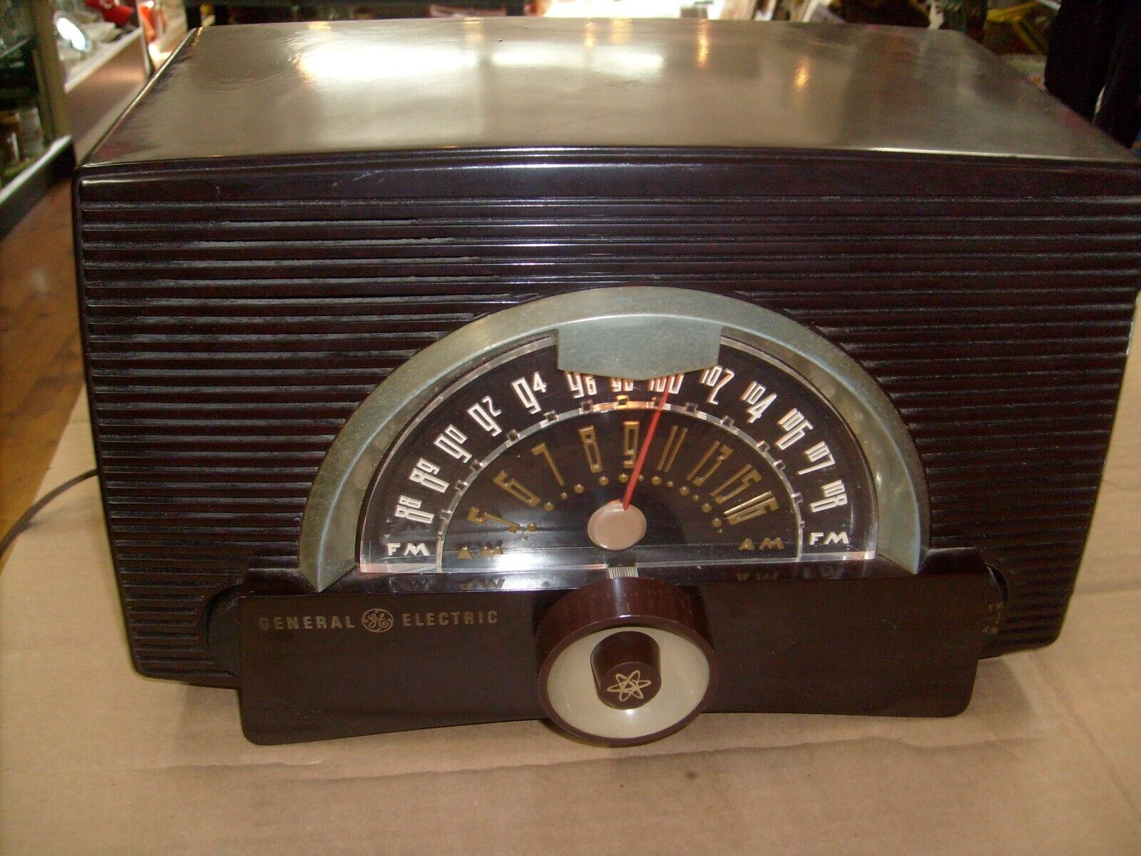 1954 General Electric GE Atomic 440 Radio 7 tube Art Deco - Low sound 