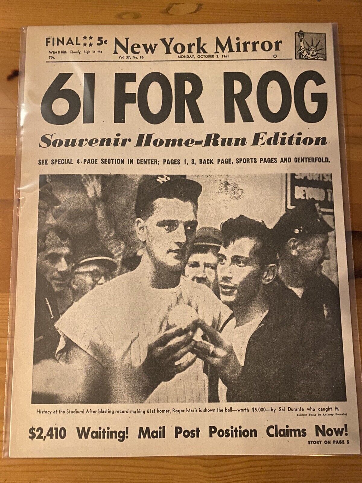 VINTAGE NEWSPAPER HEADLINE~ROGER MARIS BEATS BABE RUTH 61 HOME RUNS Oct. 1961