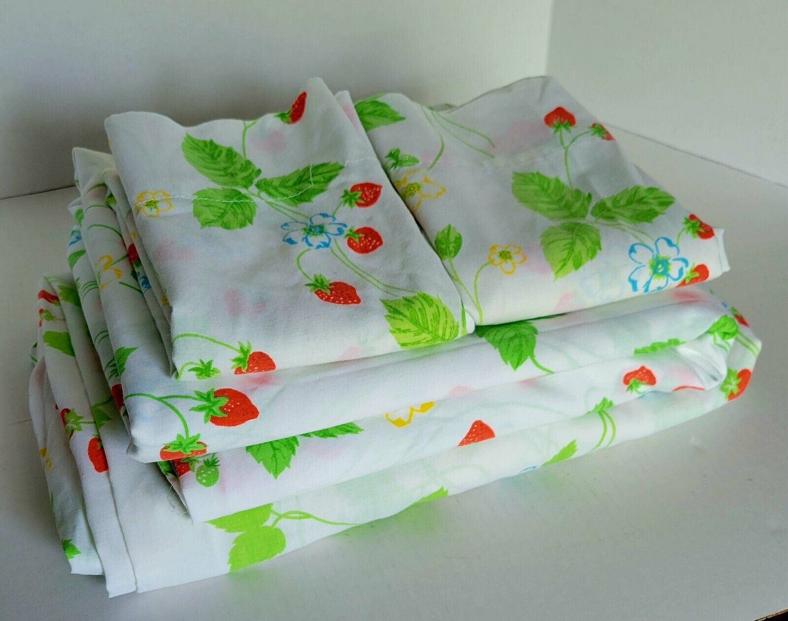 Vintage Cannon Monticello Full Size Sheet Set of 4  Floral Strawberry Design