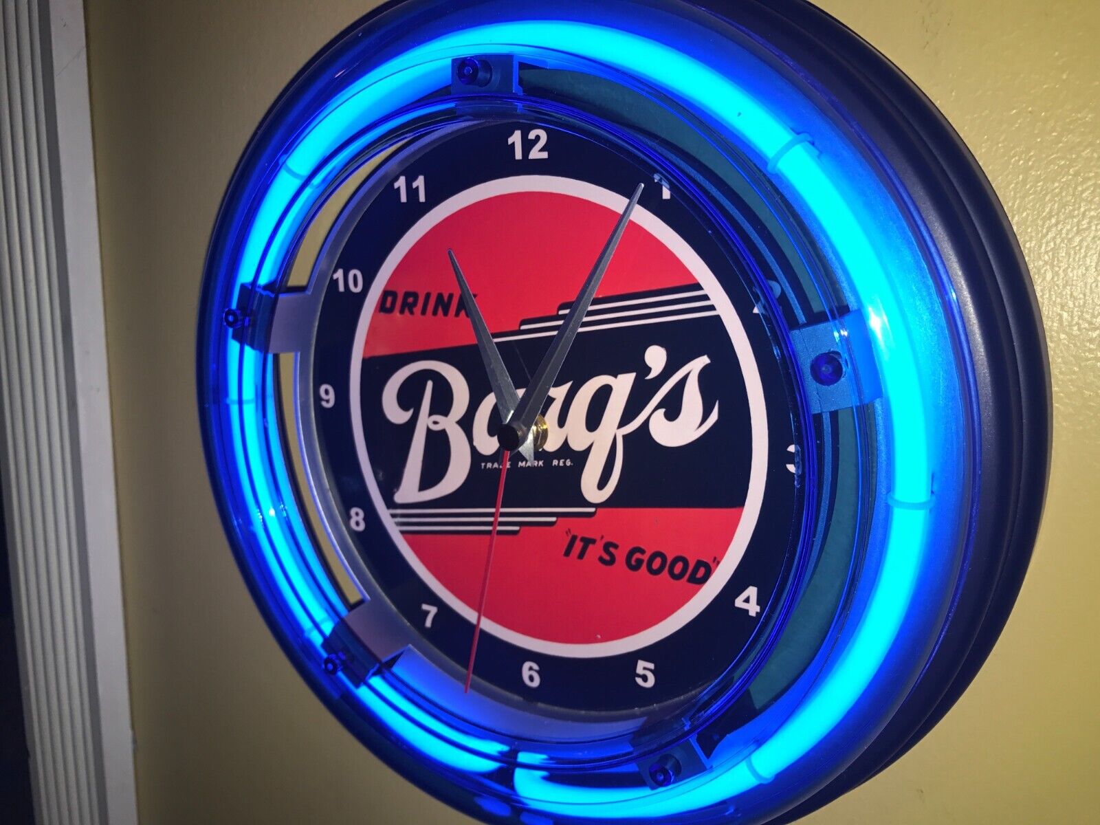 Barq's Root Beer Soda Fountain Diner Kitchen Bar Man Cave Neon Wall Clock Sign
