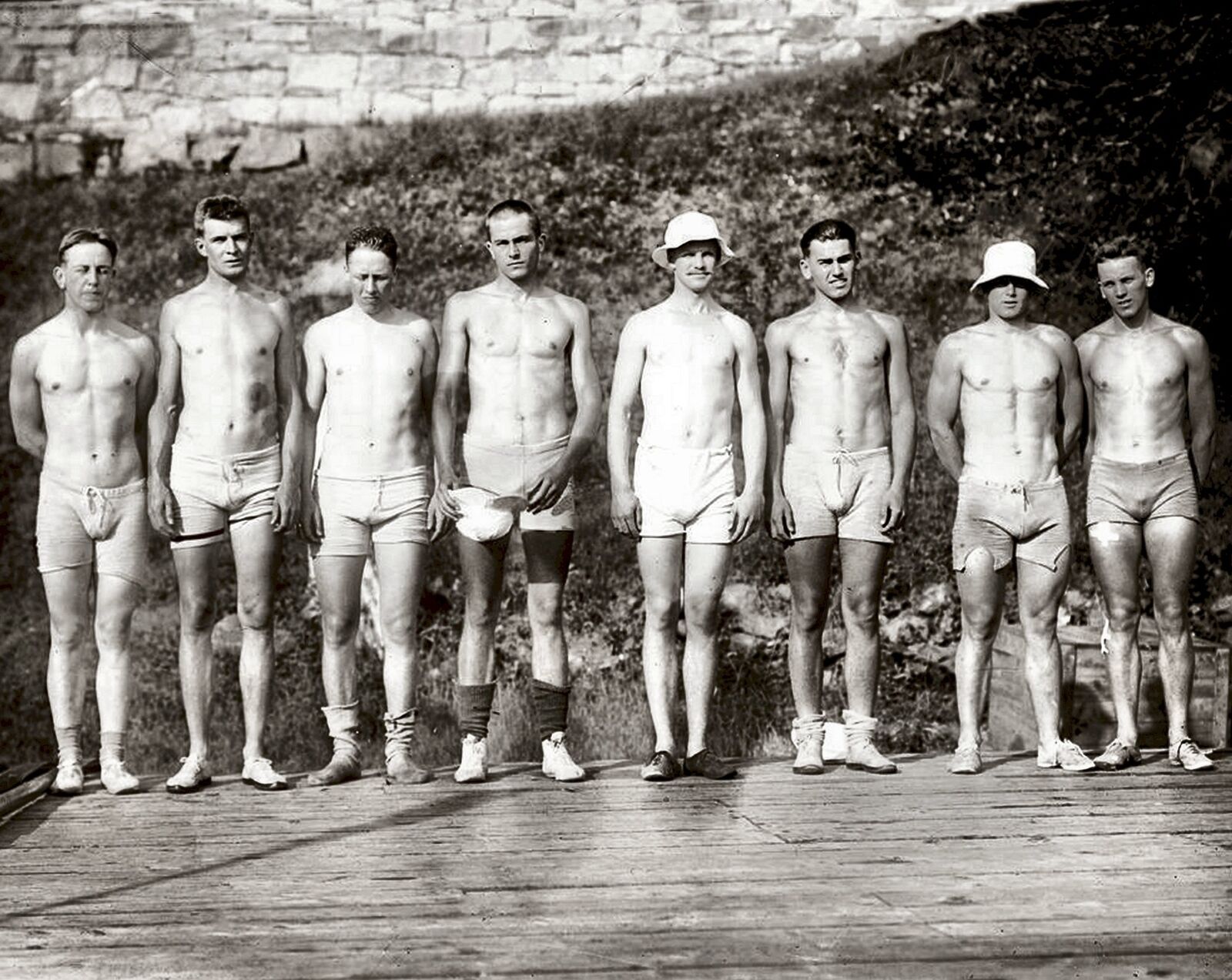 1914 YALE CREW TEAM PHOTO  Rowing  (172-a)