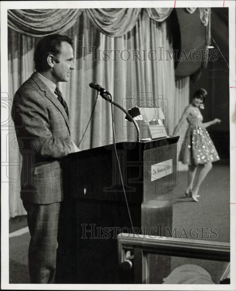 1966 Press Photo Bill Blass Narrates Fashion Show in Houston - hpa50892
