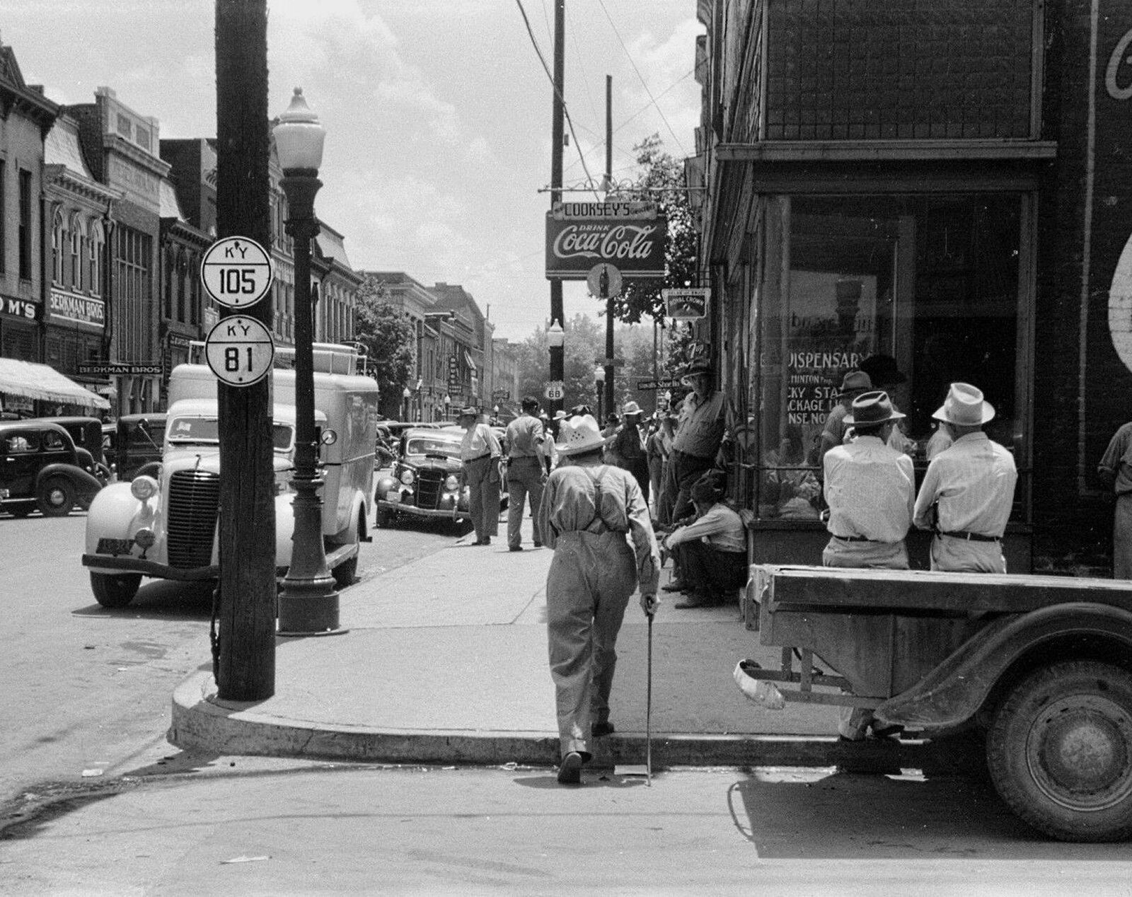 1940 RUSSELLVILLE, KENTUCKY Street Scene PHOTO  (172-B)