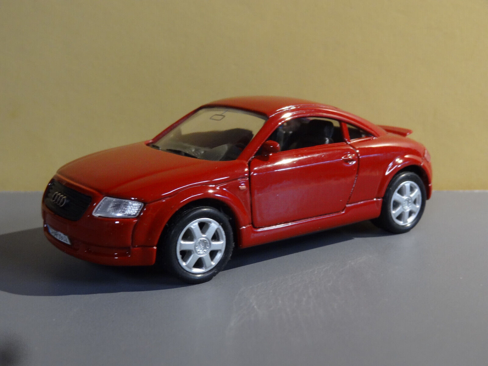 1ST GEN 1998-2006 RED AUDI TT SPORTS CAR 1/43 SCALE DIECAST DIORAMA MODEL