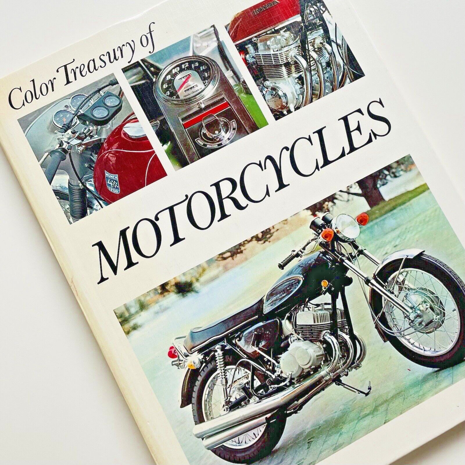 Color Treasury of Motorcycles - Classics & Thoroughbreds - Hardcover - 64 pages