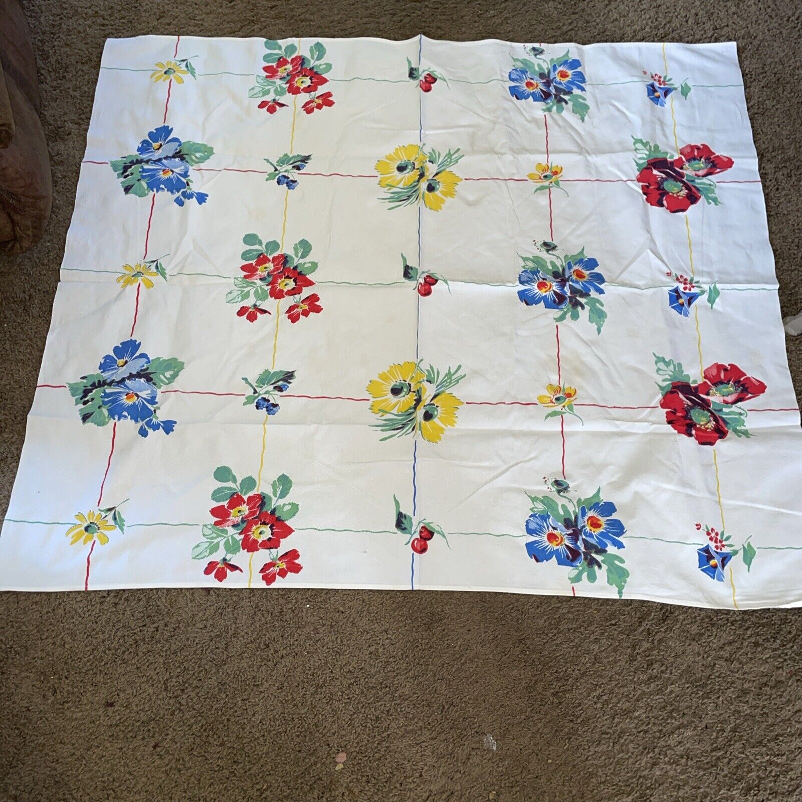 Beautiful Vintage Spring Tablecloth 45”x36