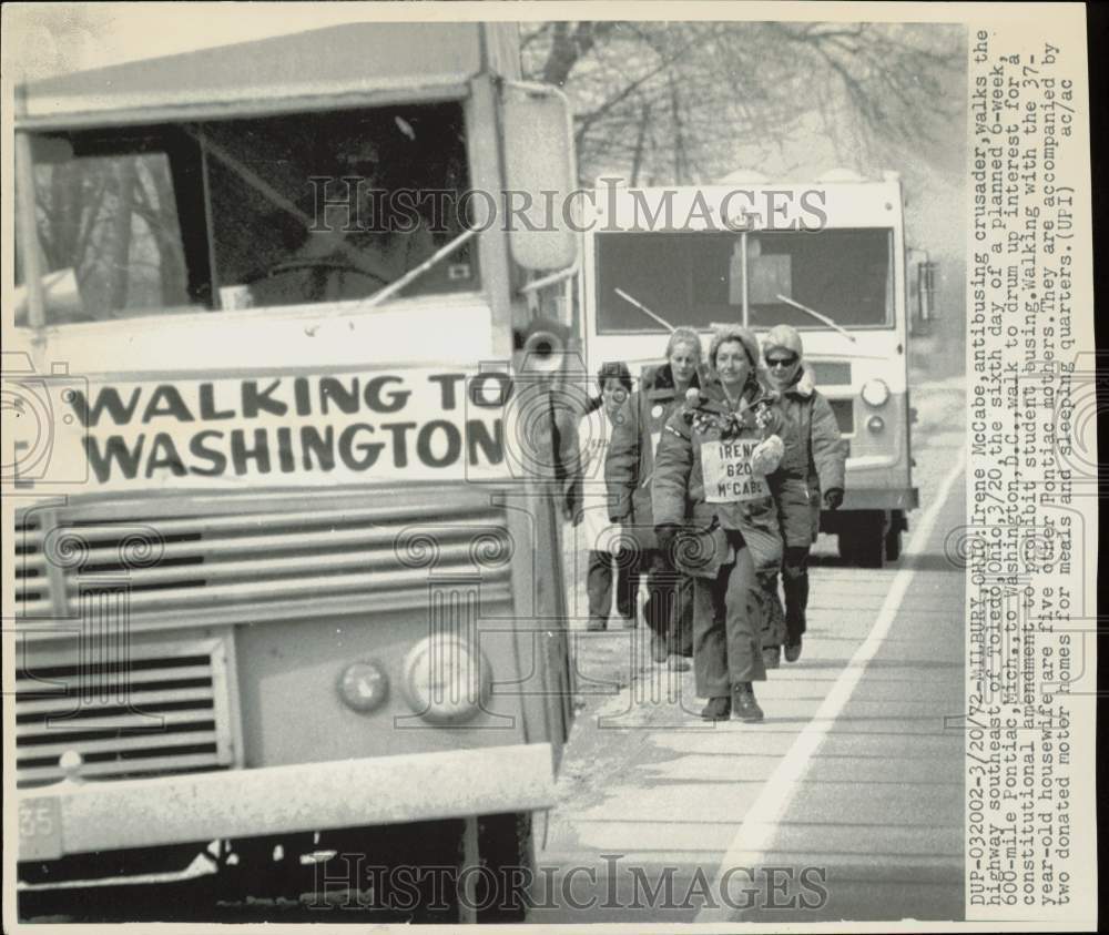 1972 Press Photo Irene McCabe with other protesting busing walk to Washington