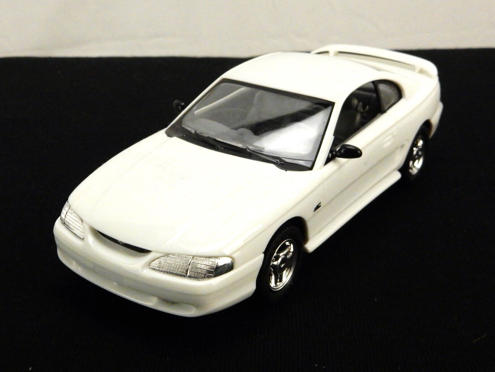 1995 Ford Mustang GT Plastic Model Car, ERTL/AMT 6554EO Crystal White, Collector
