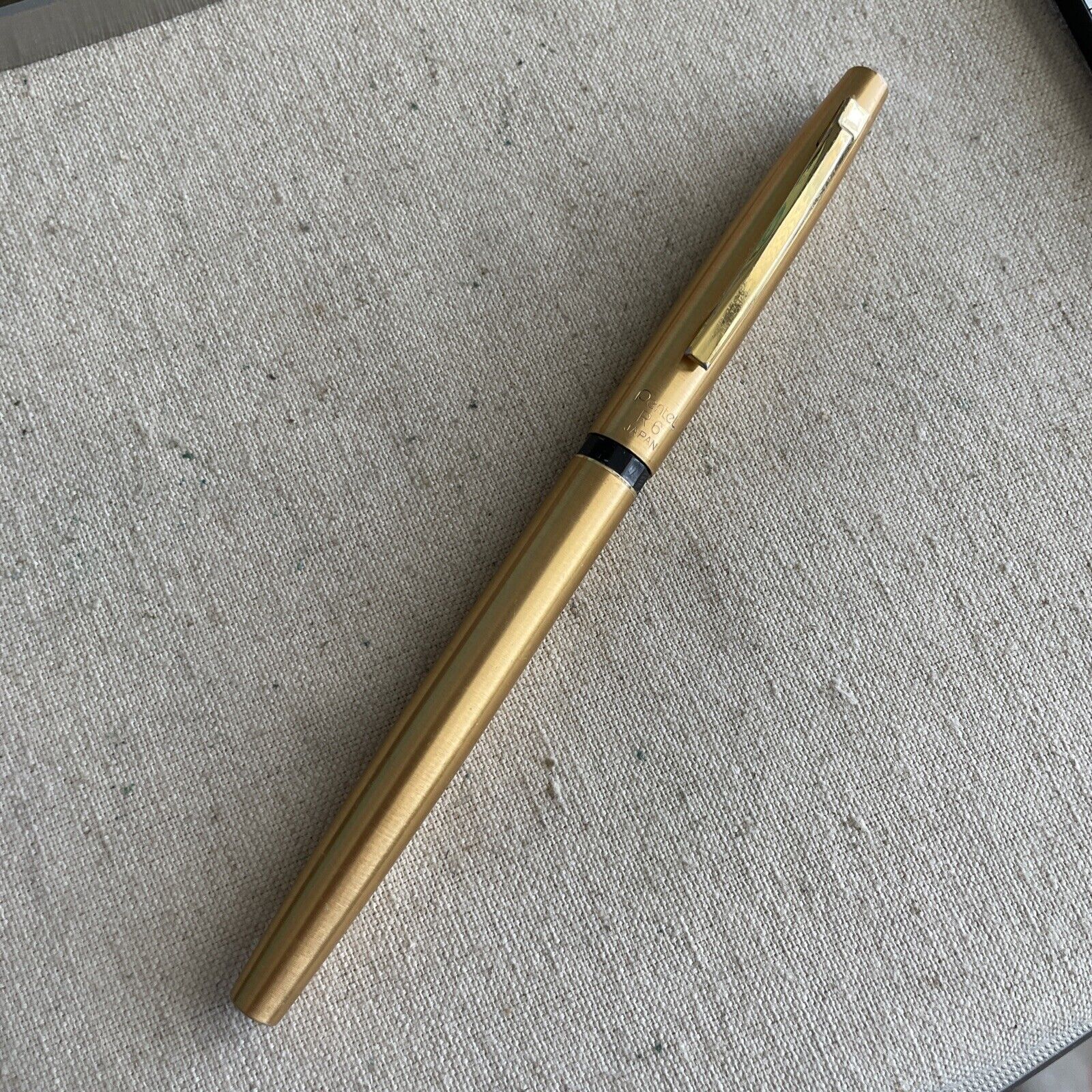Vintage PENTEL Rolling Writer R6 Gold Rollerball Black Pen Japan READ