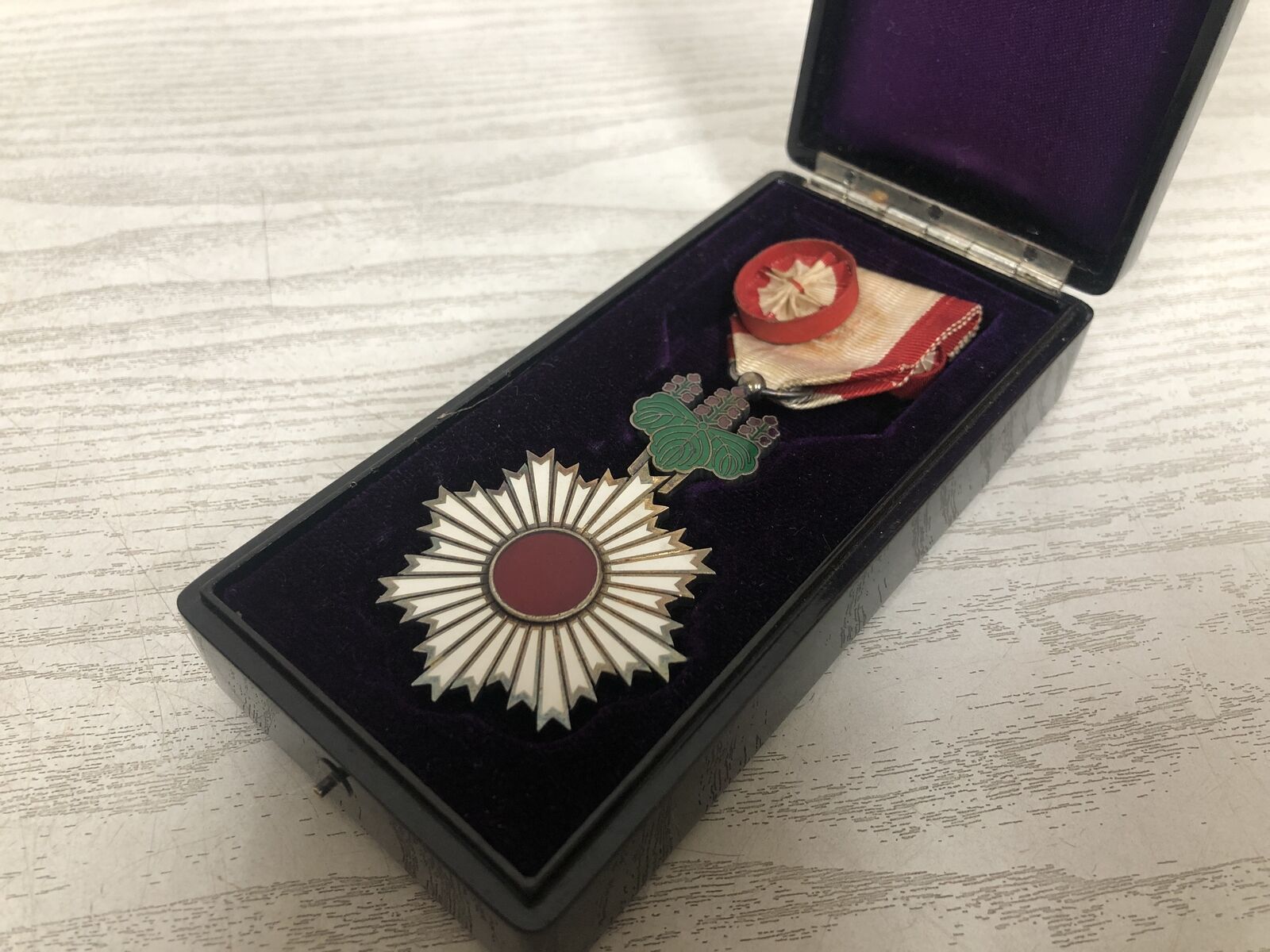 Y3808 KUNSHO Medal The Order of the Rising Sun Gold Rays with Rosette box Japan