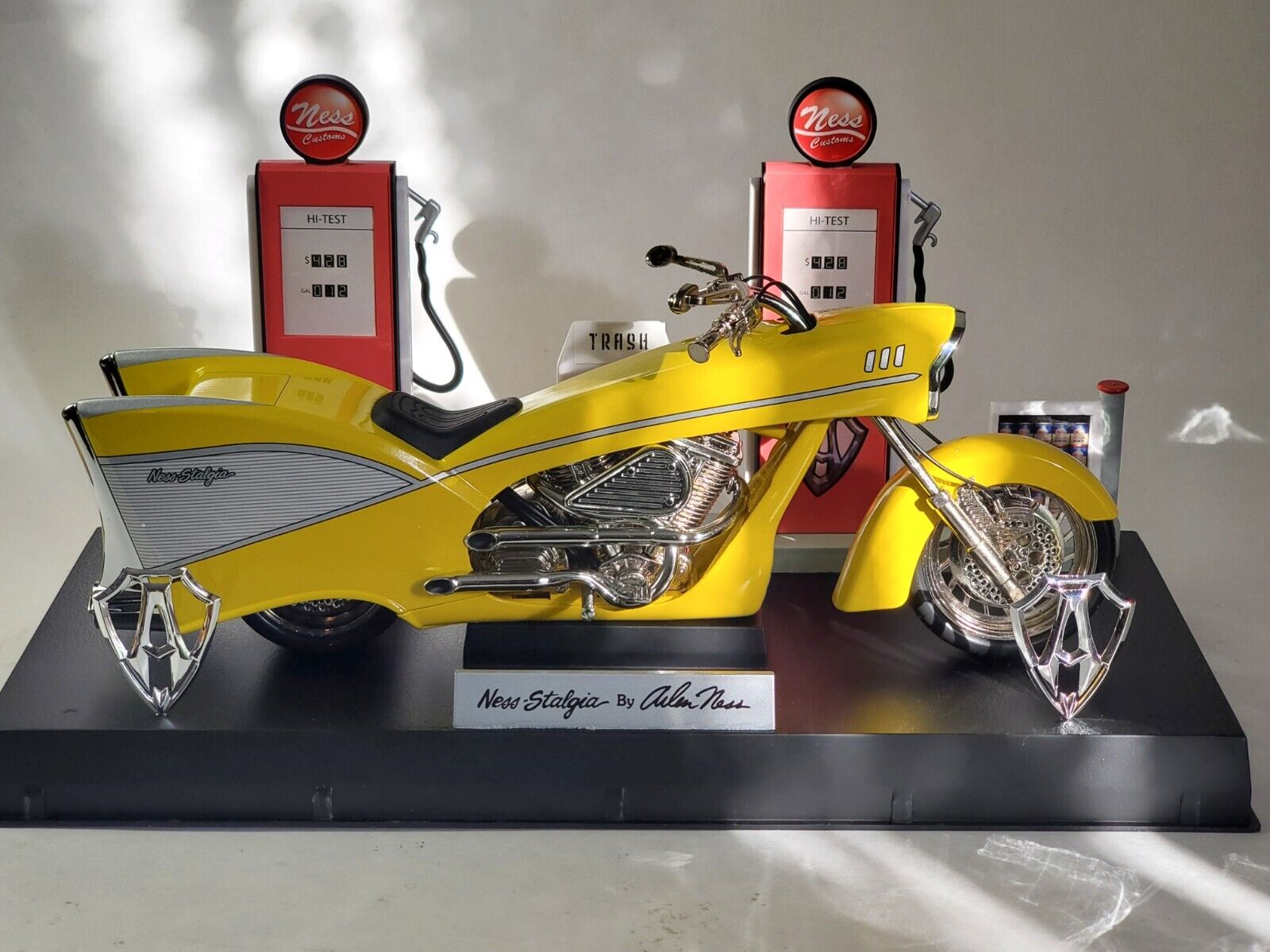 Arlen Ness Ness-Stalgia Custom Diecast Motorcycle Yellow Diorama Toy Zone LE