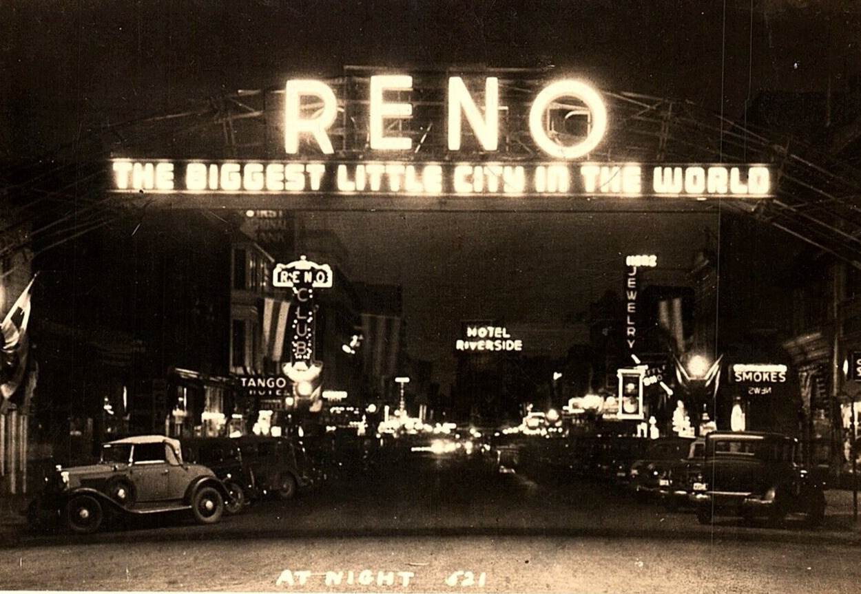 1930s RENO NEVADA NEON LIGHTS 1932 FORD CAR MAIN STREET VIEW RPPC POSTCARD P877