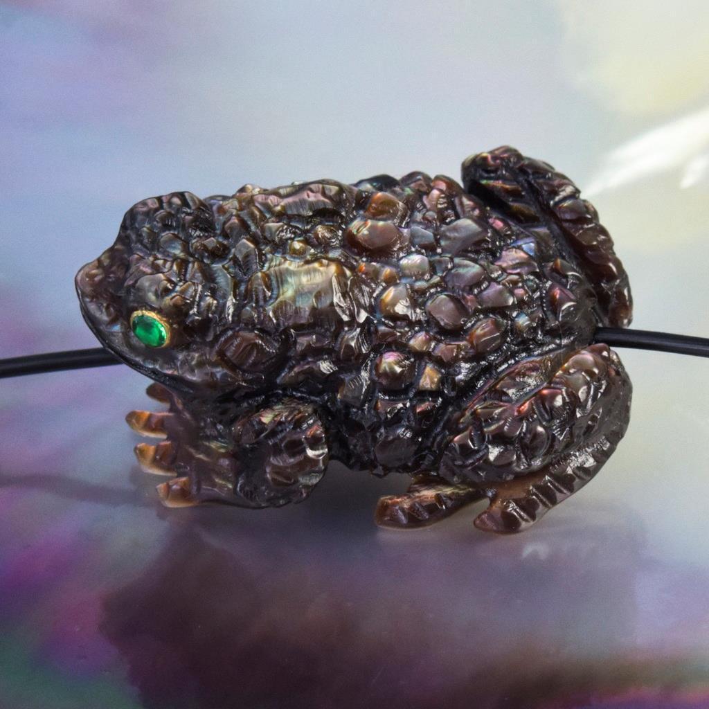 Black Mother-of-Pearl Shell Toad Frog Bead Carving Collection or Jewelry 7.63 g