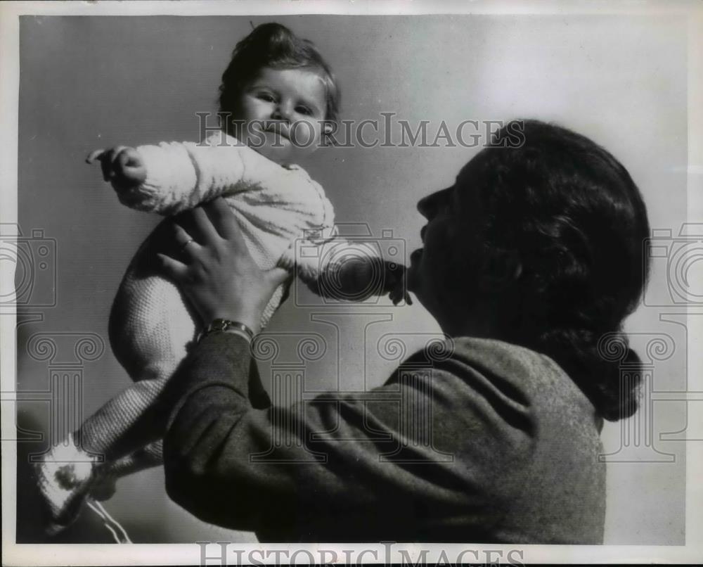 1955 Press Photo Baby Amal Dijani in Washington after Blood Diease Treatment