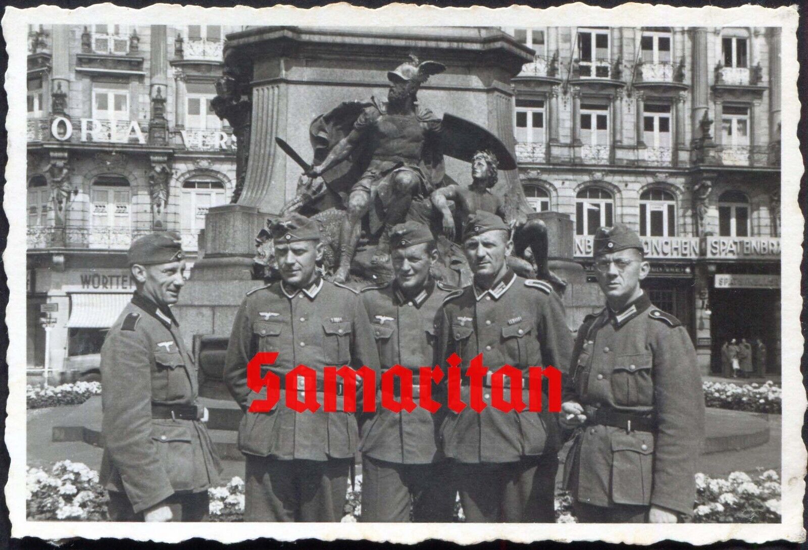I10/31 WW2 ORIGINAL PHOTO OF GERMAN WEHRMACHT SOLDIERS NEAR THEATER AACHEN