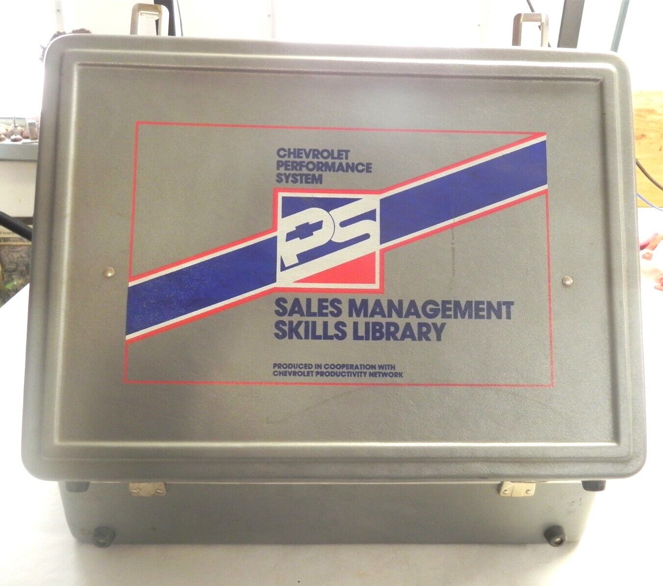 1986 CHEVROLET GM DEALERSHIP SALES MANAGEMENT KIT BINDER CASSETTES LAZER DISCS