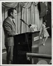 1966 Press Photo Bill Blass Narrates Fashion Show in Houston - hpa50892 picture