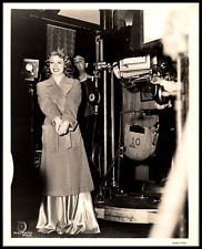 HOLLYWOOD ACTRESS LANA TURNER STYLISH POSE STUNNING PORTRAIT 1940s PHOTO 118 picture