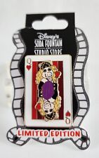 DISNEY DSF MUPPETS MISS PIGGY QUEEN OF HEARTS PLAYING CARD 2011 LE 300 PIN picture