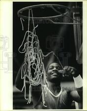 1986 Press Photo Anthony Stewart cuts net, UTSA Road Runners, College Basketball picture