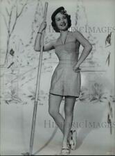 1950 Press Photo Jane Powell holds a stage prop against the backdrop picture