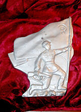 VINTAGE PLATE HISTORICAL SOVIET SOLDIER  WITH FLAG POLE TOP picture