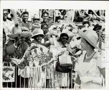1966 Press Photo Queen Elizabeth II welcomed at Nassau, Bahamas' Straw Market. picture