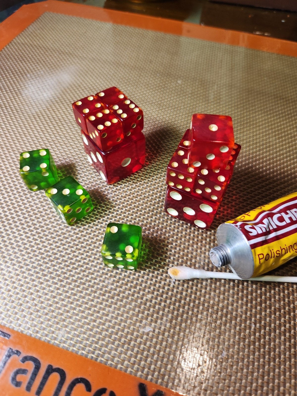 Set Of 14 Vintage Red And Green Bakelite Dice. 1\