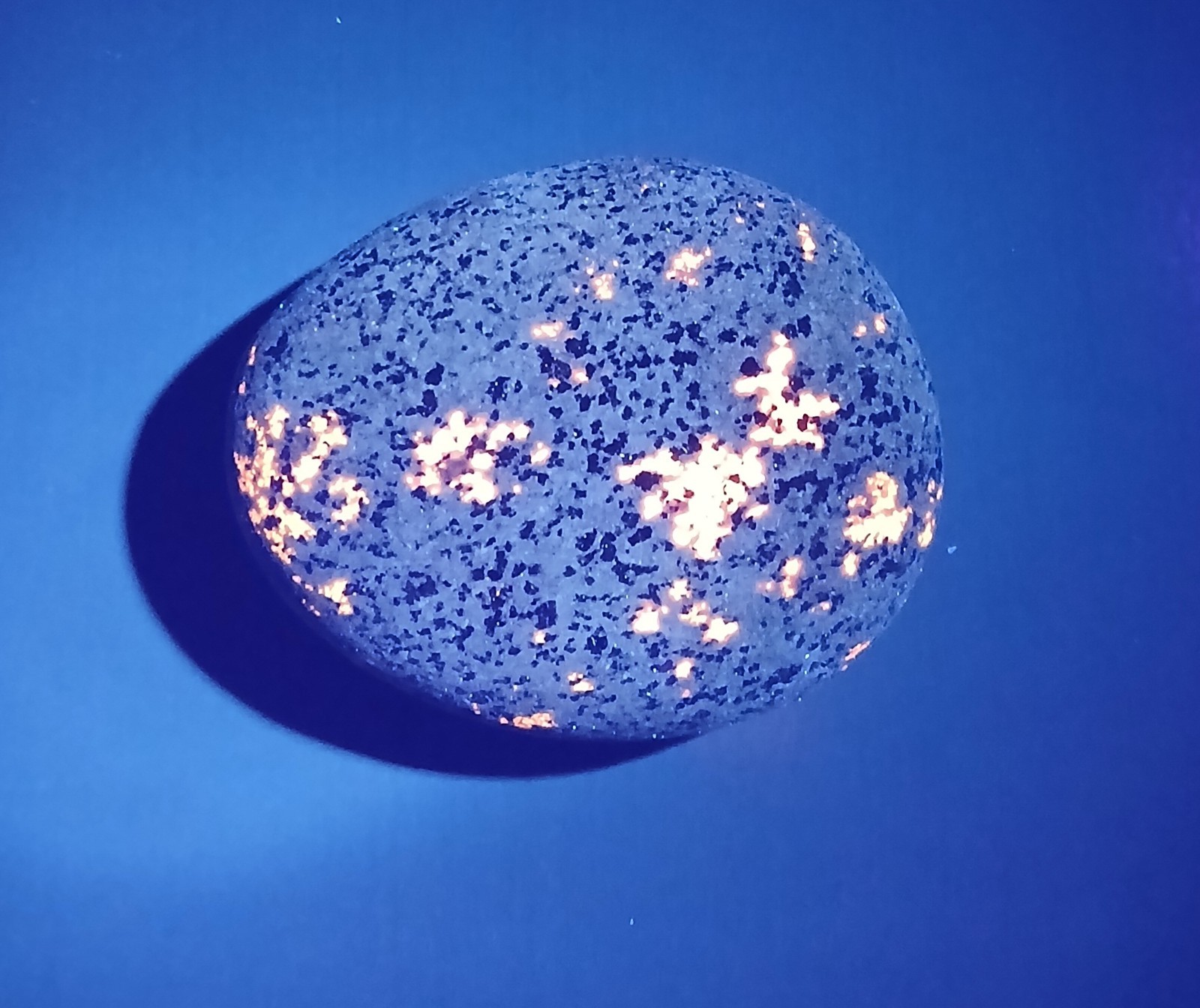 Yooperlite ( Fluorescent Sodalite ) -  A Bright 4.8 Ounce Lake Superior Stone 