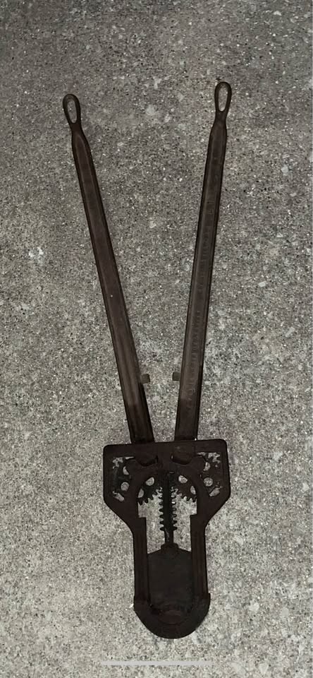 Antique Vintage Bull Horn Cutter-Brown in great-condition