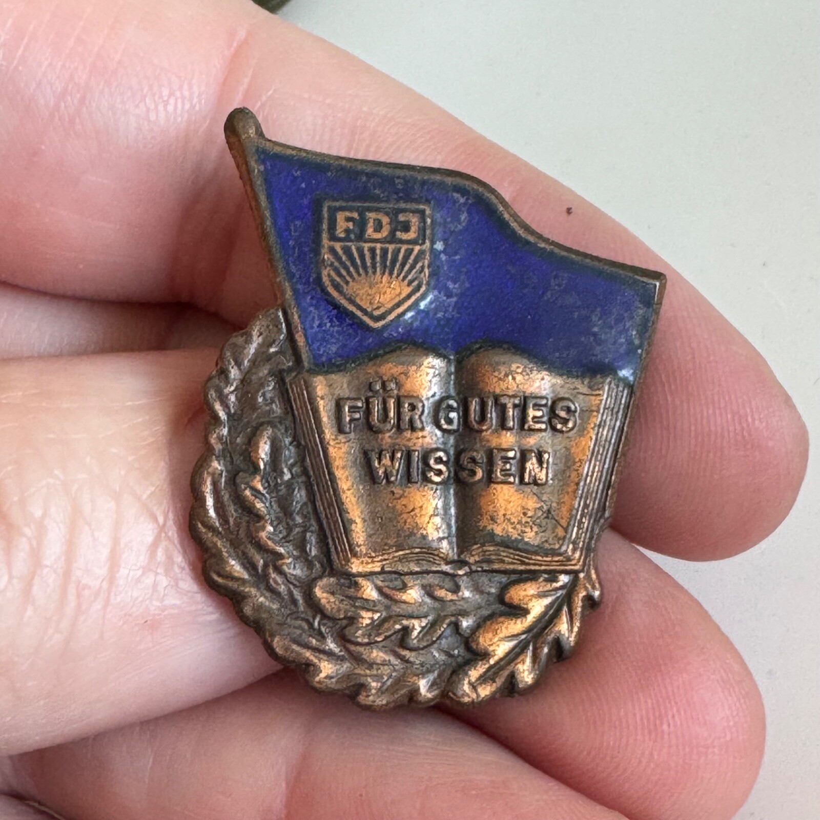 FDJ Freie Deutsche Jugend Pin FÜR GUTES WISSEN For Good Knowledge East Germany