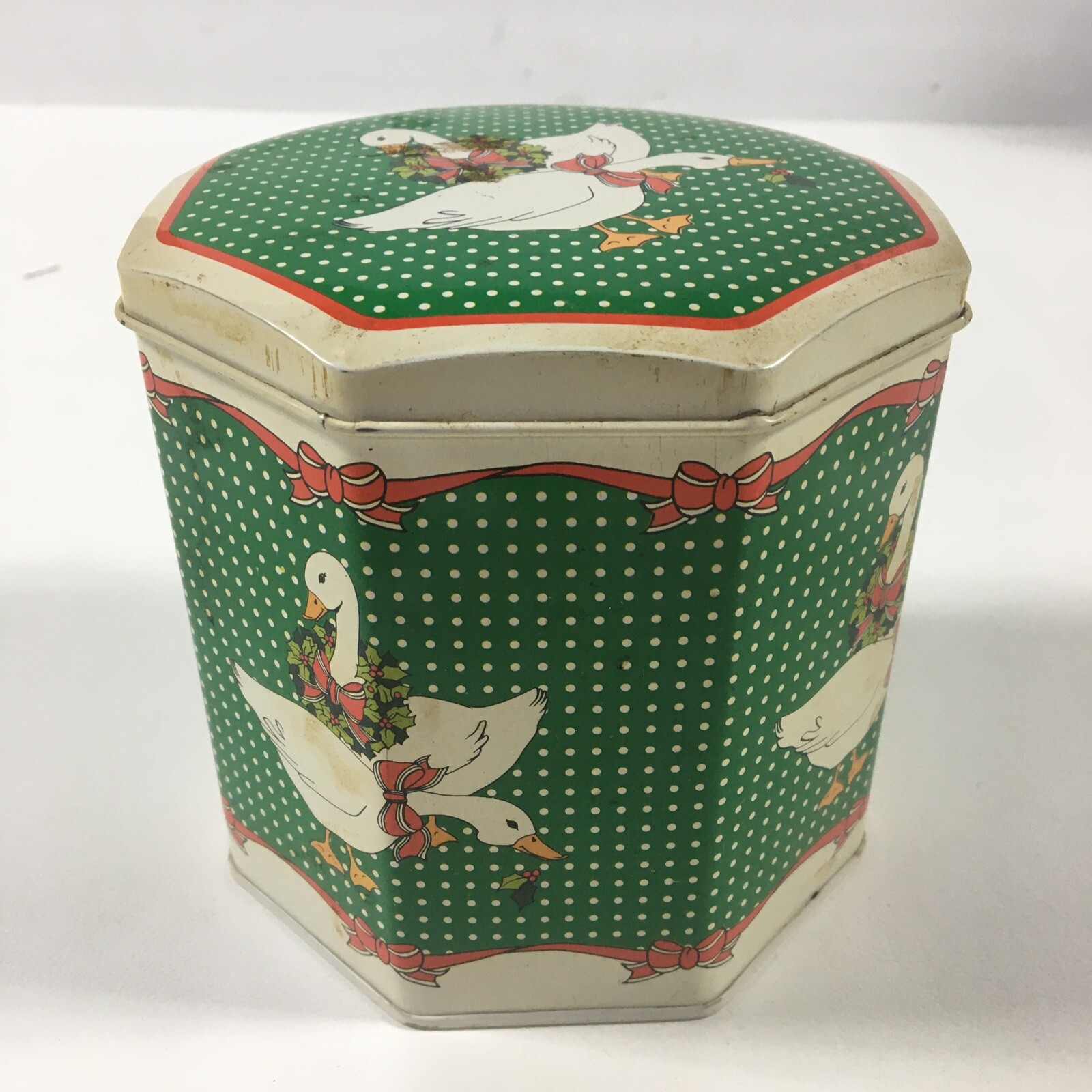 Giftco Inc. - Octagon Tin - White Ducks - Holiday Wreaths - Made In China 