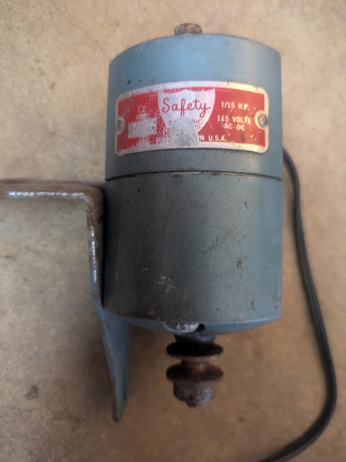 Sewing machine motor Vintage Singer Works Great   Electric W Mounting Bracket 