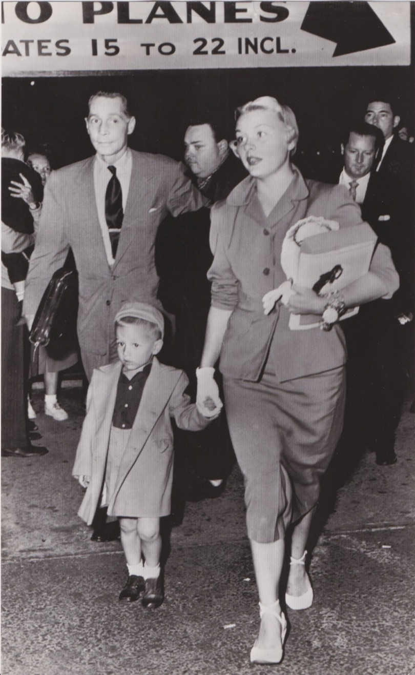 1951 Press Photo Actress Barbara Payton, Franchot Tone and Son John in Airport