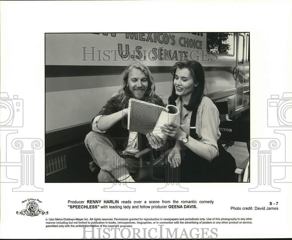 1994 Press Photo Renny Harlin and Geena Davis read over a scene from Speechless