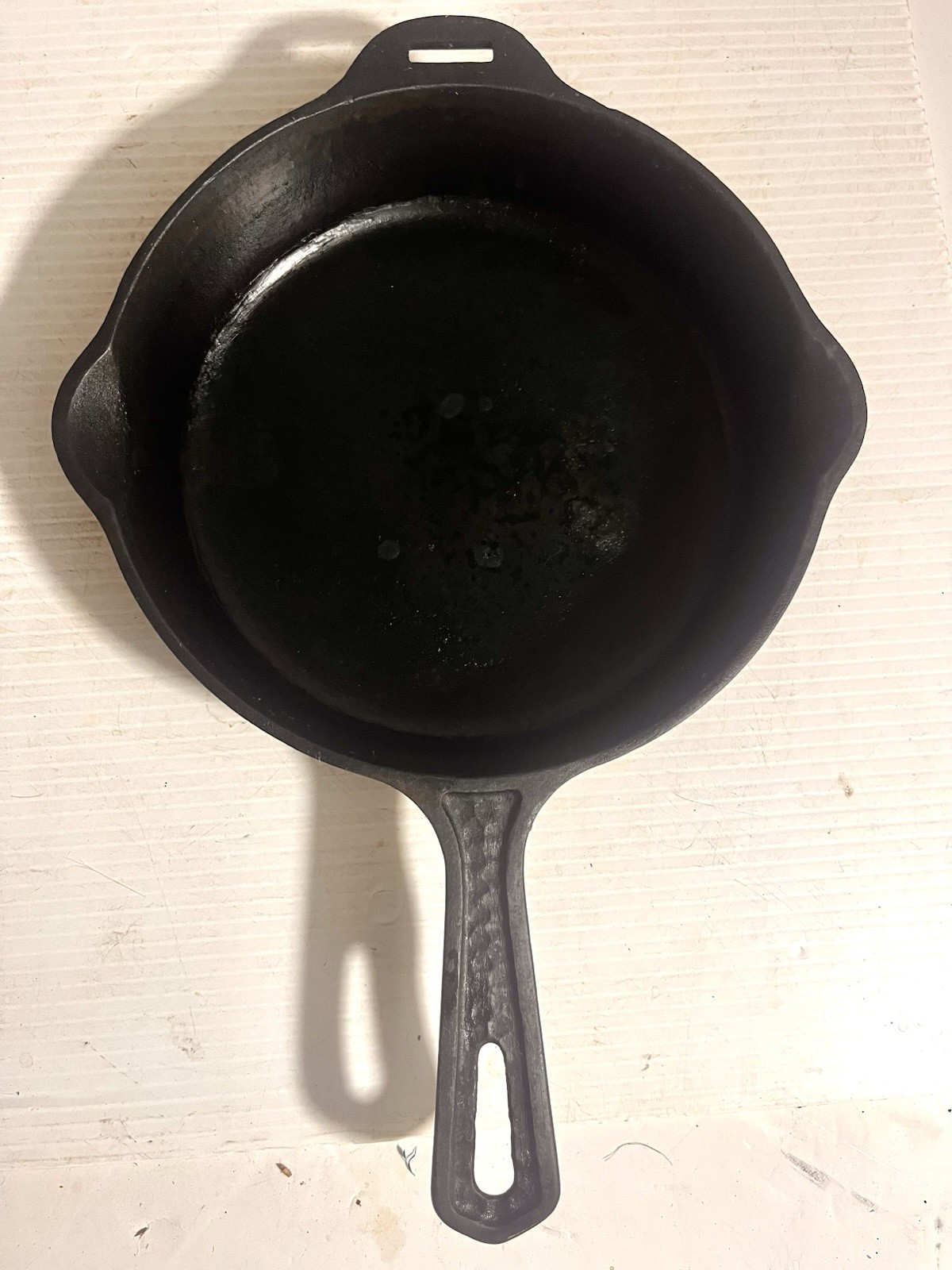 Griswold #5 2015 Hammered Hinged Cast Iron Skillet Sits Flat