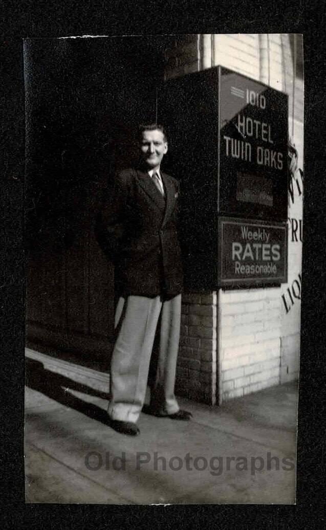 HOTEL TWIN OAKS SIGN MAN SUIT SIDEWALK OLD/VINTAGE PHOTO- G544