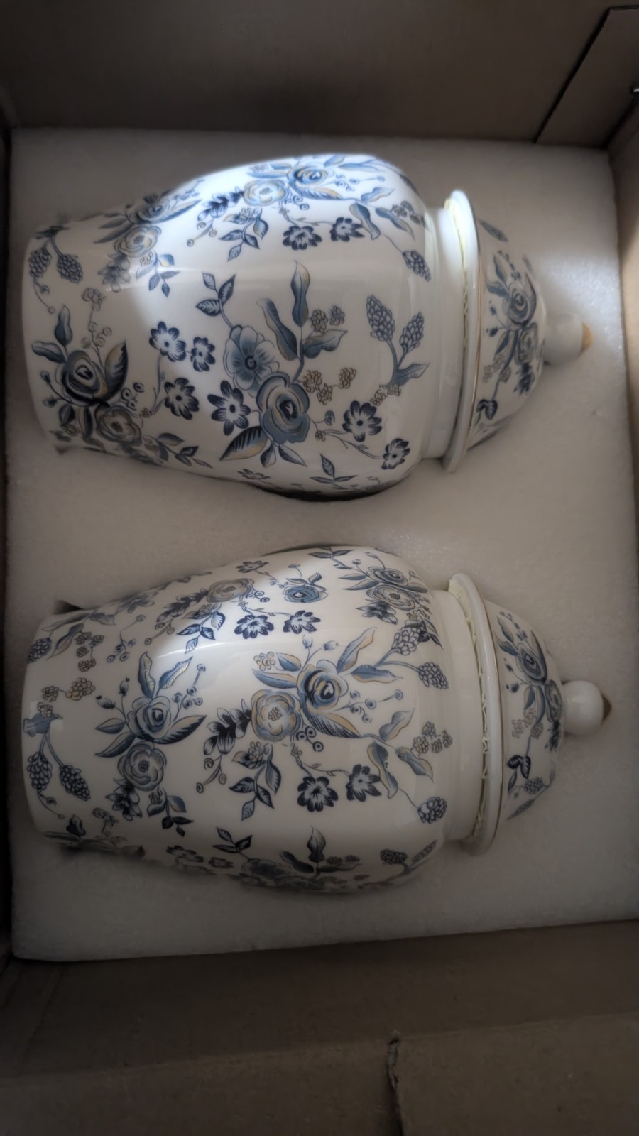 A Pair Of Beautiful Ginger Jars W/Lids White With Light Blue Floral Pattern NEW