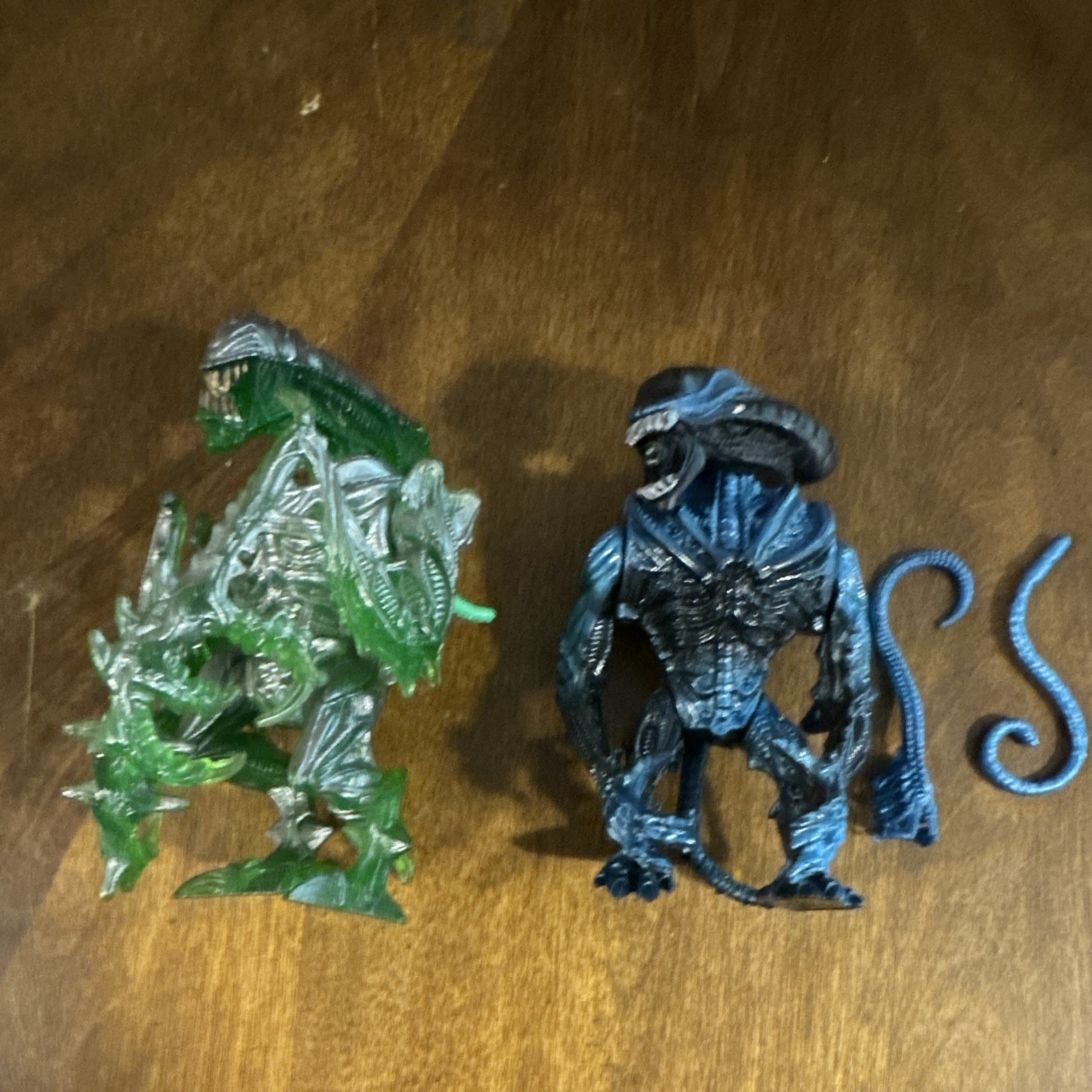 Aliens Xenomorph Action Figures 2 w Tail Accessories Green/Black 1995 Alien film