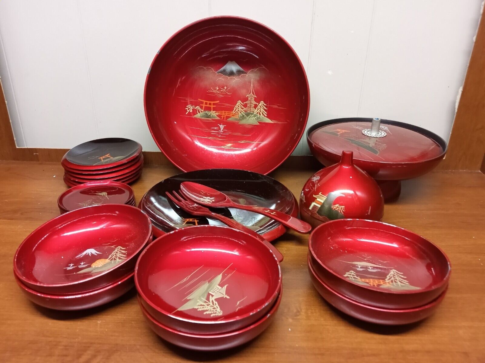 1970s Vintage Red Gold Lacquer Salad Bowl Set/Lazy Susan 29 Pieces Made In Japan