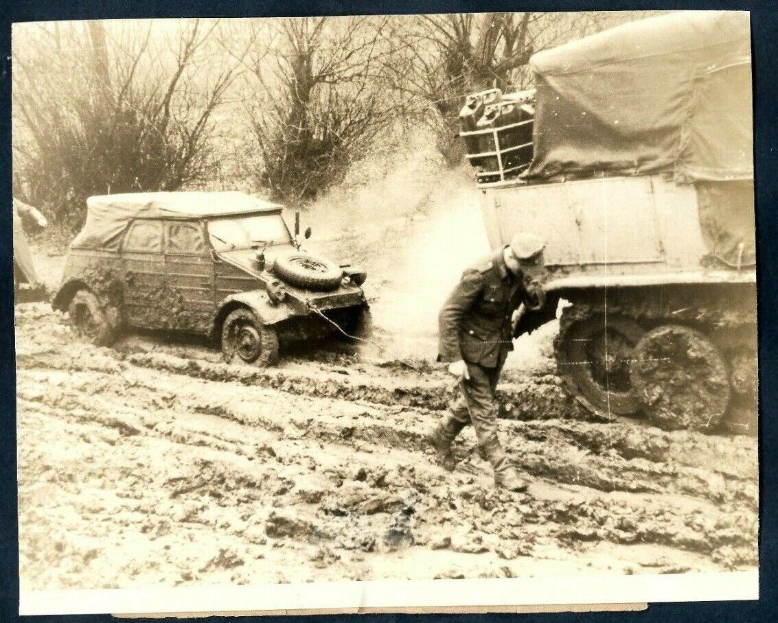WWII DEMORALIZED GERMAN SOLDIERS THROUGH THE MUD DURING RETREAT 1944 Photo Y 148