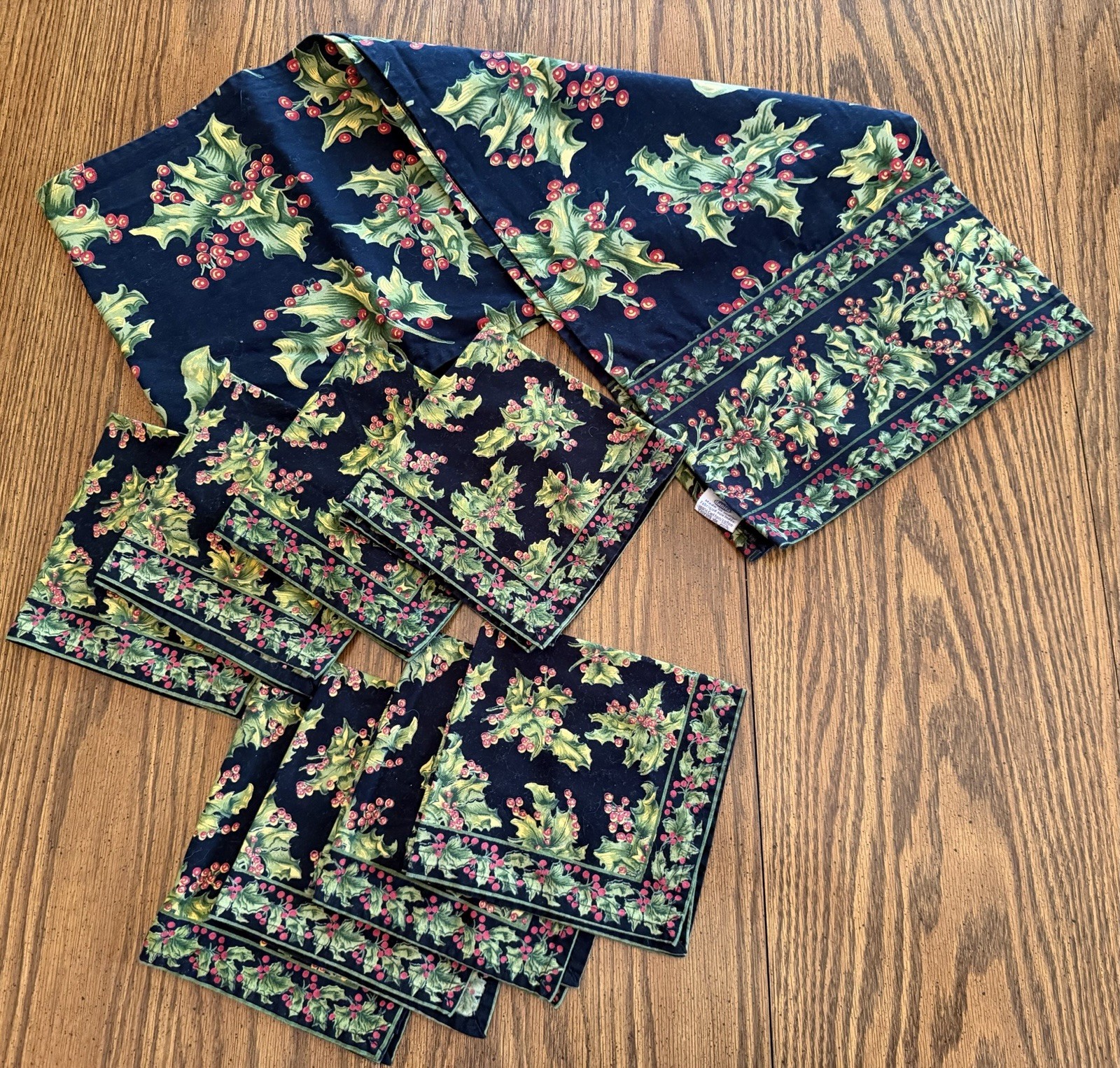 April Cornell Danica Holiday Christmas Table Runner 6 Napkins Holly Berry
