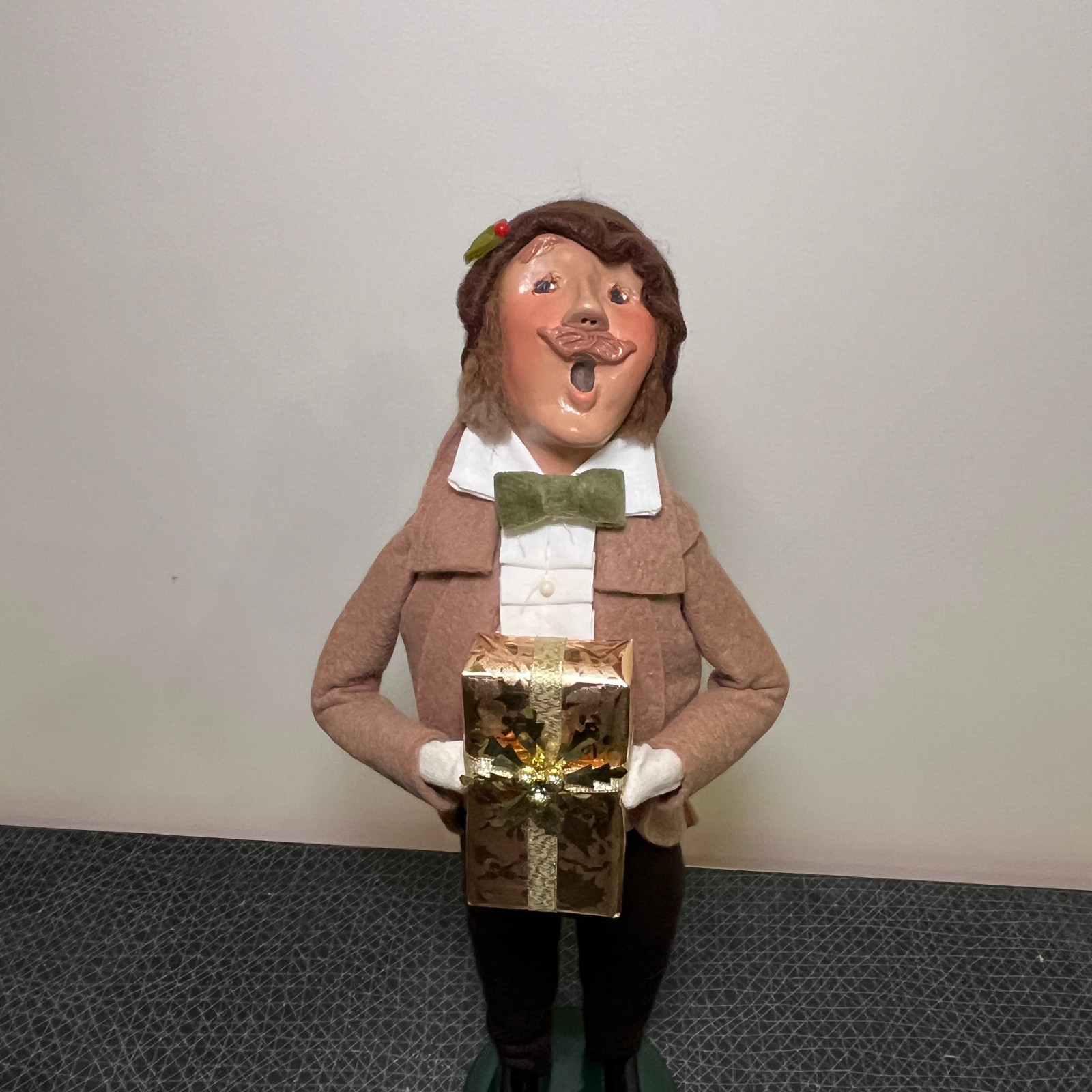 Vtg Byers Choice Caroler Man with Gold Wrapped Present Gift, Green Bow Tie Vtg Byers Choice Caroler Man with Gold Wrapped Present Gift, Green Bow Tie