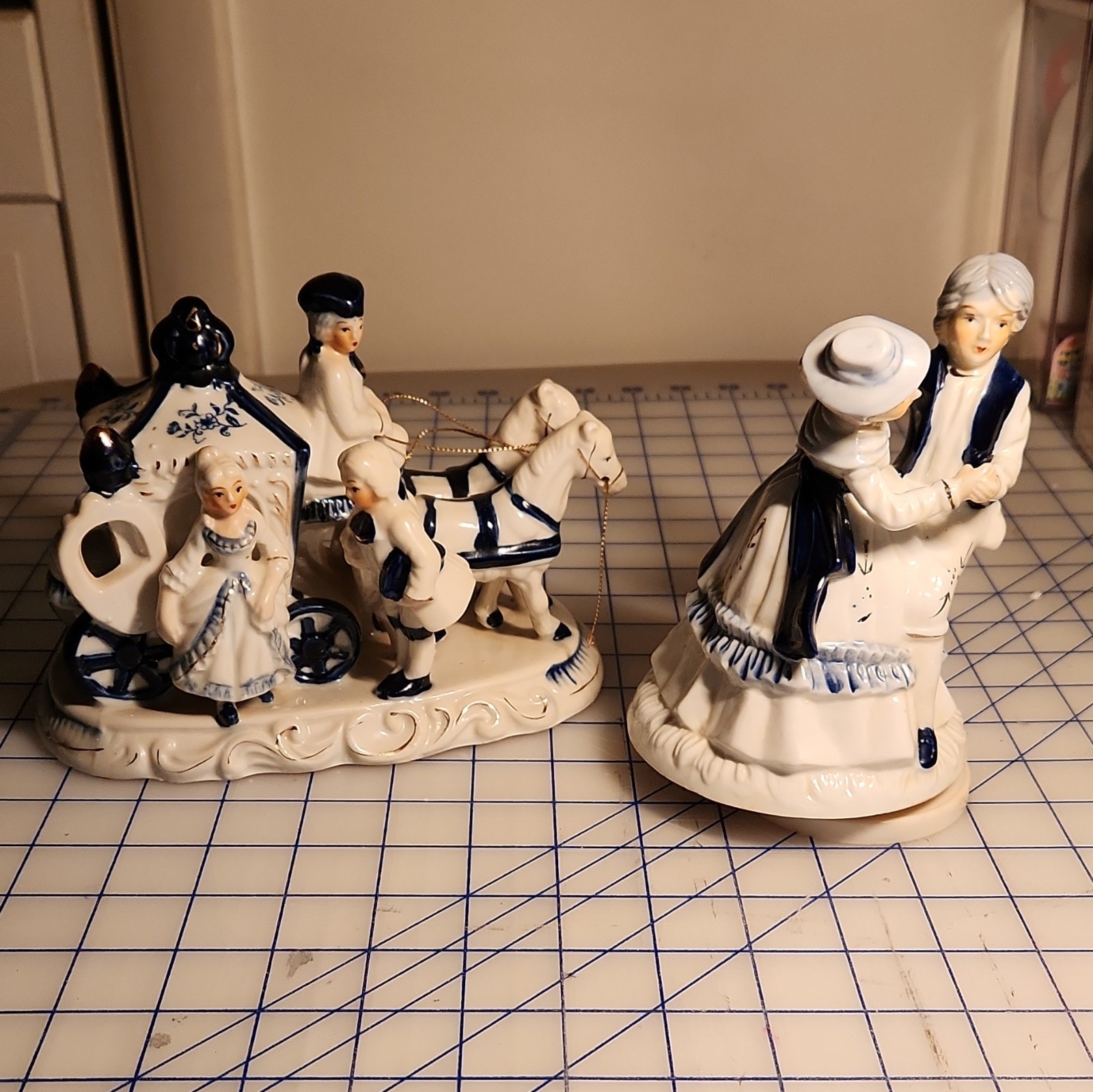 Vintage Blue & White Porcelain Figurine Set Musical Plays Raindrops Keep Fallin